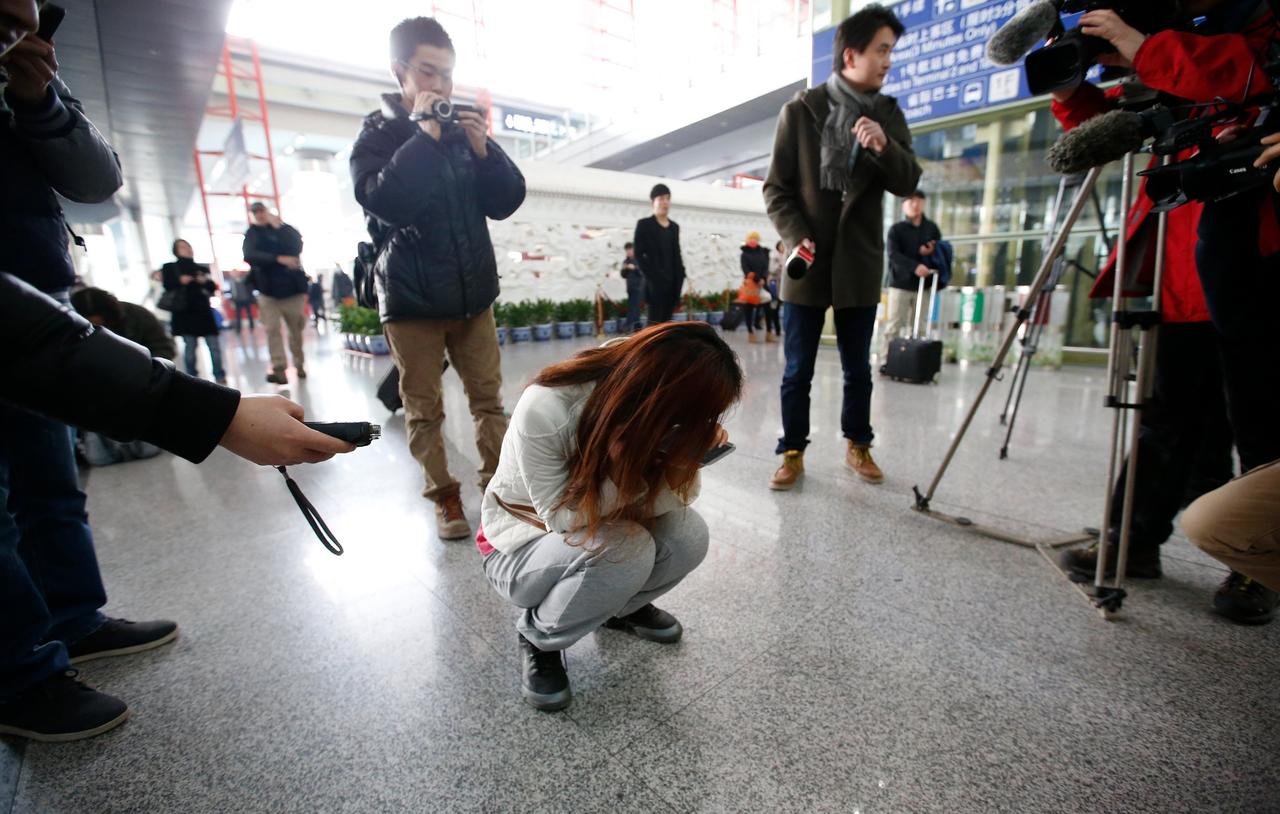 La douleur d'une proche d'un passager du vol MH370 à l'aéroport de Beijing, 8 mars 2014. © REUTERS/Kim Kyung-Hoon